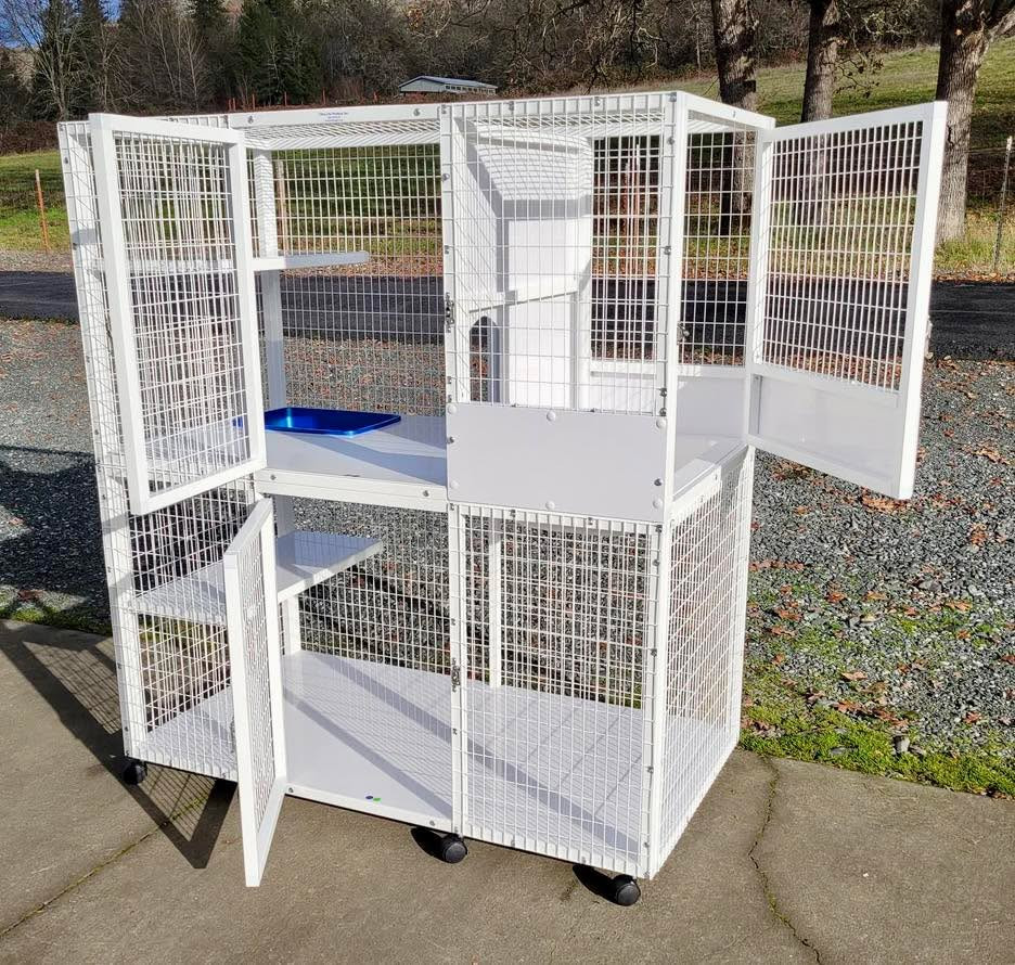 The customized Ultralite queen and kitten enclosure